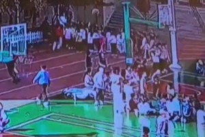 中学师生篮球赛上，56岁数学老师盲投进球实现绝杀，全场沸腾！